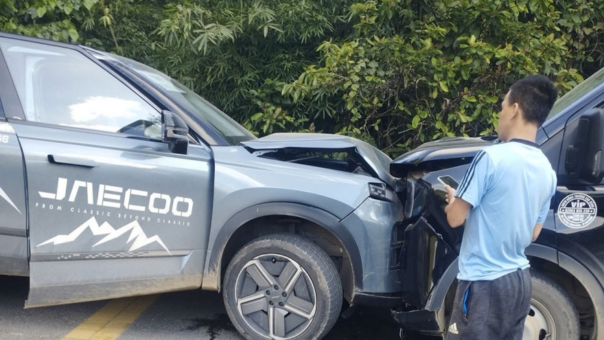 Ô tô lấn làn, vào cua đâm thẳng xe ngược chiều